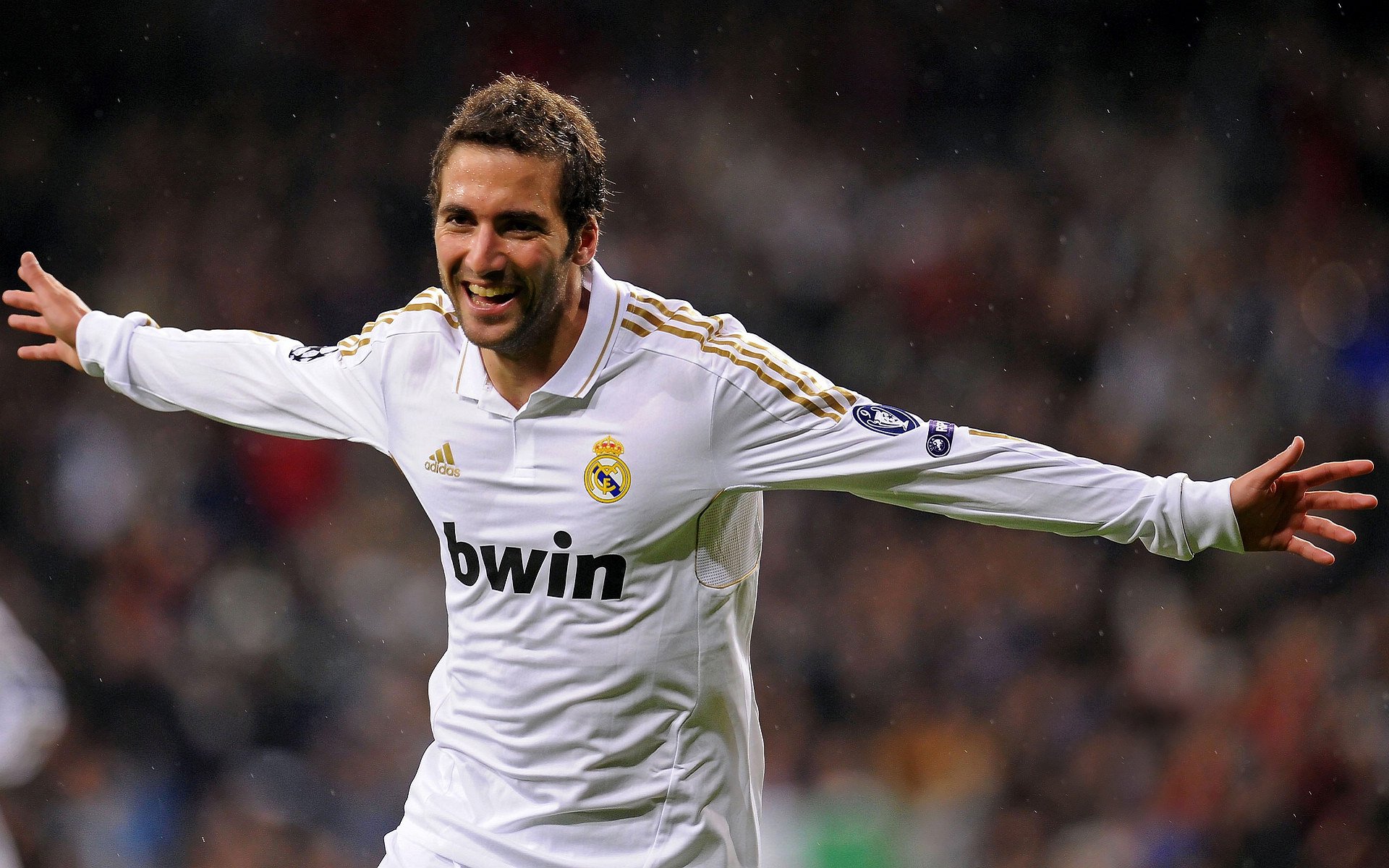 九游娱乐-乌拉圭队前锋马丁内斯在巴黎奥运会上表现出色，前乌拉圭国脚威廉姆斯-马丁内斯